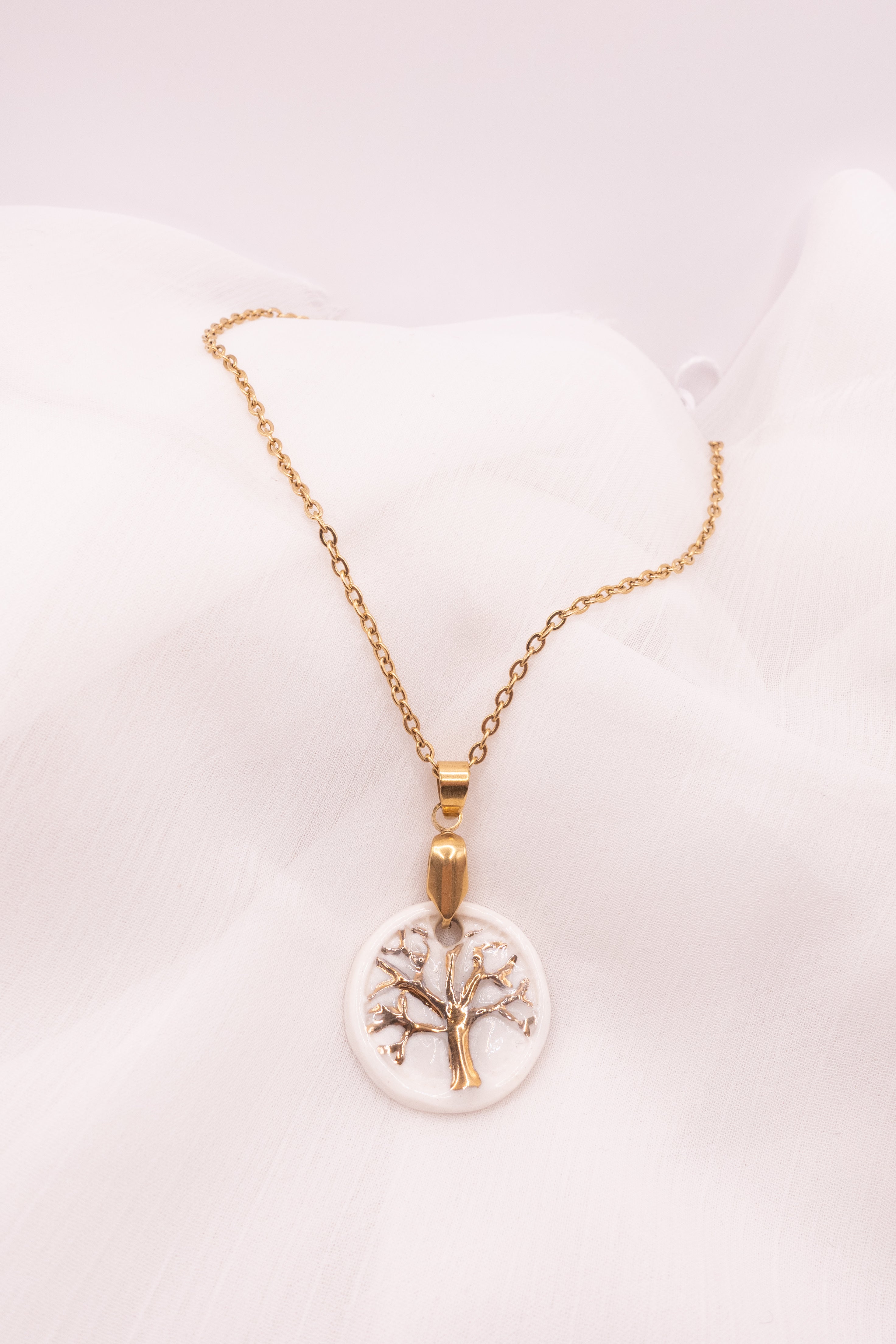 Collier Arbre de Vie en porcelaine fait main sur chaîne acier inoxydable 46 cm. Bijou femme bohème chic et artisanal fabriqué dans le Sud de la France.