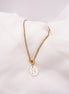 Collier initiale personnalisé en porcelaine artisanale avec lettre au choix. Bijou fait main dans le Sud de la France monté sur une chaîne dorée en acier inoxydable.