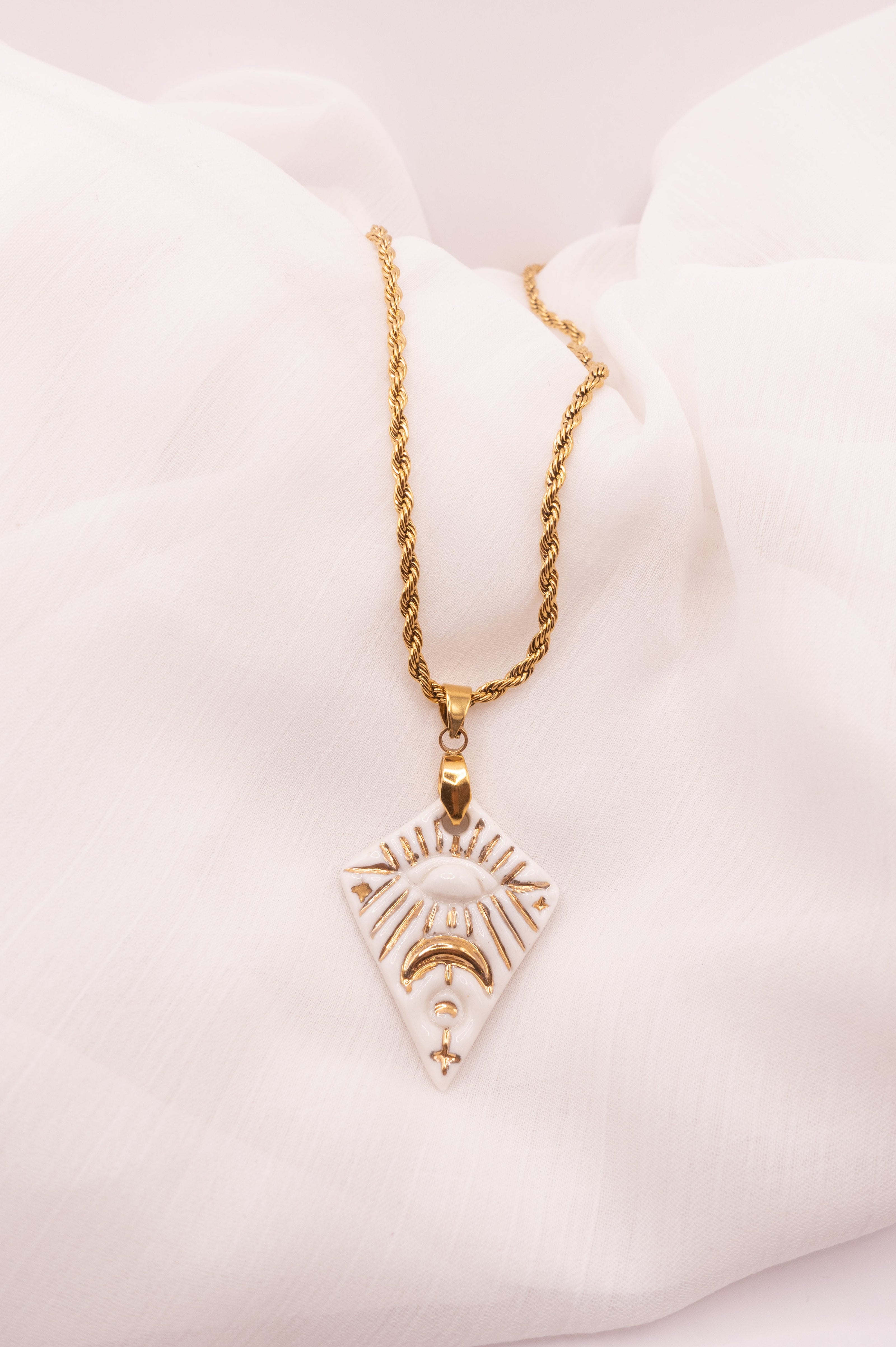 Collier Isis