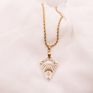 Collier Isis en porcelaine artisanale fait main, orné de symboles de protection et d’intuition, fabriqué dans le Sud de la France.