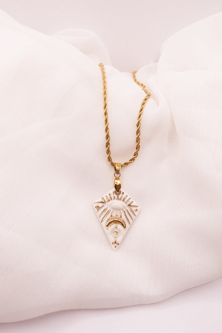 Collier Isis en porcelaine artisanale fait main, orné de symboles de protection et d’intuition, fabriqué dans le Sud de la France.