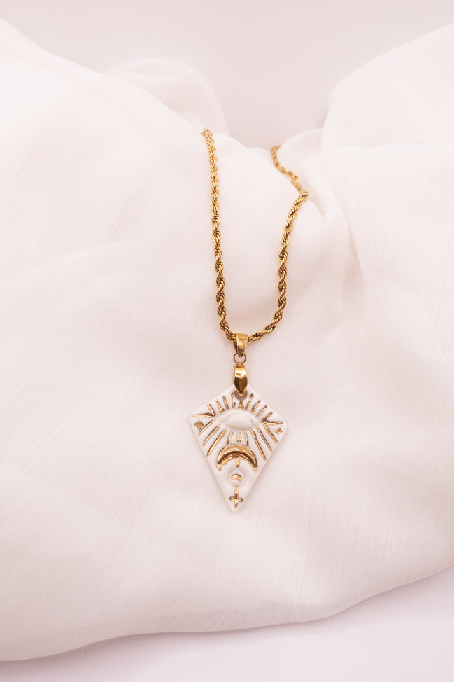 Collier Isis en porcelaine artisanale fait main, orné de symboles de protection et d’intuition, fabriqué dans le Sud de la France.