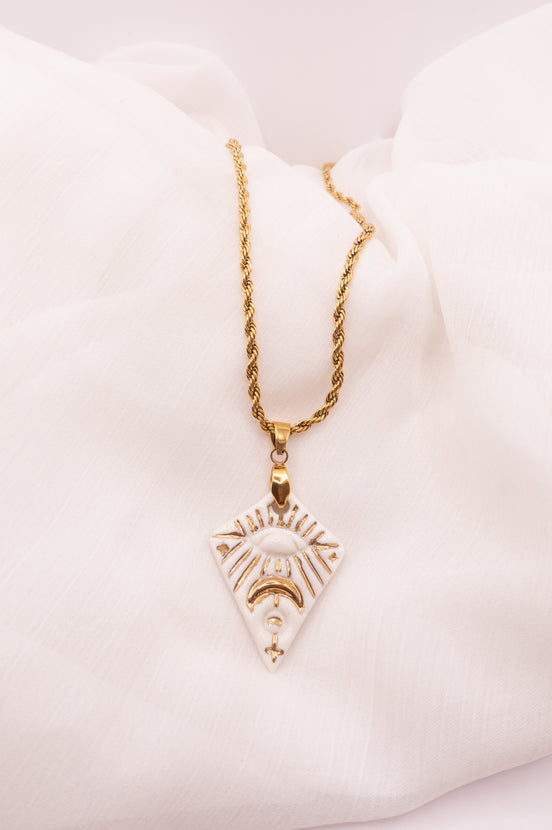 Collier Isis