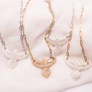 Collier Aigle en porcelaine fait main dans le Sud de la France, bijou bohème chic femme avec pendentif aigle artisanal et chaîne élégante.