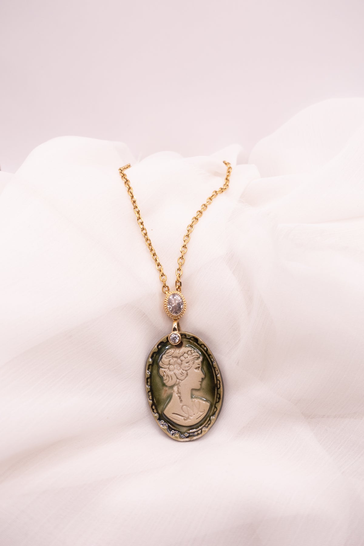 Sautoir Camée Angèle Emerald Edition Numérotée | Collier Femme en Porcelaine Fait Main