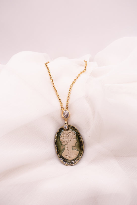 Sautoir Camée Angèle Emerald Edition Numérotée | Collier Femme en Porcelaine Fait Main