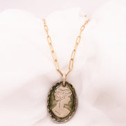 Sautoir Camée Angèle Emerald Edition Numérotée | Collier Femme en Porcelaine Fait Main
