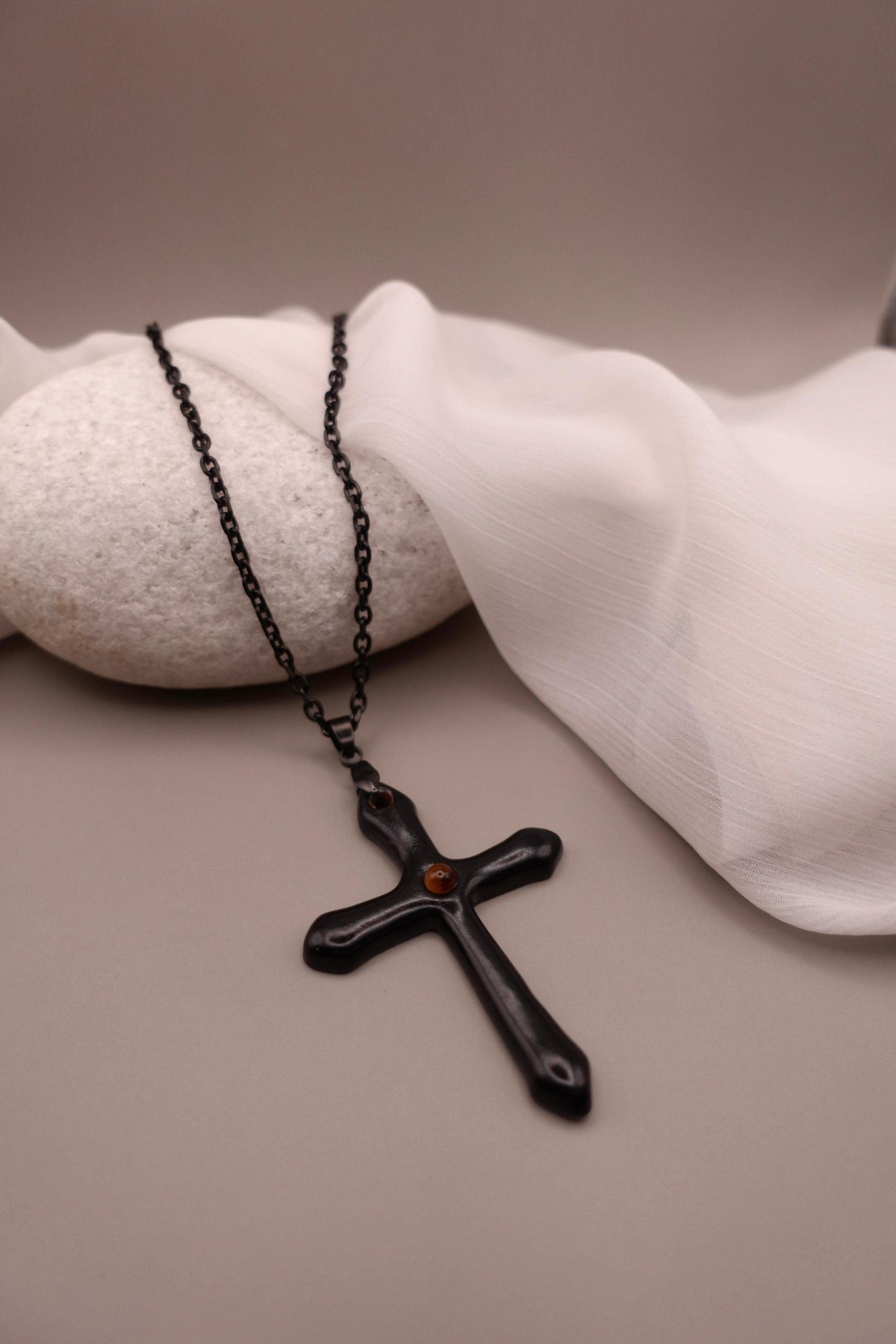 Collier croix noir homme