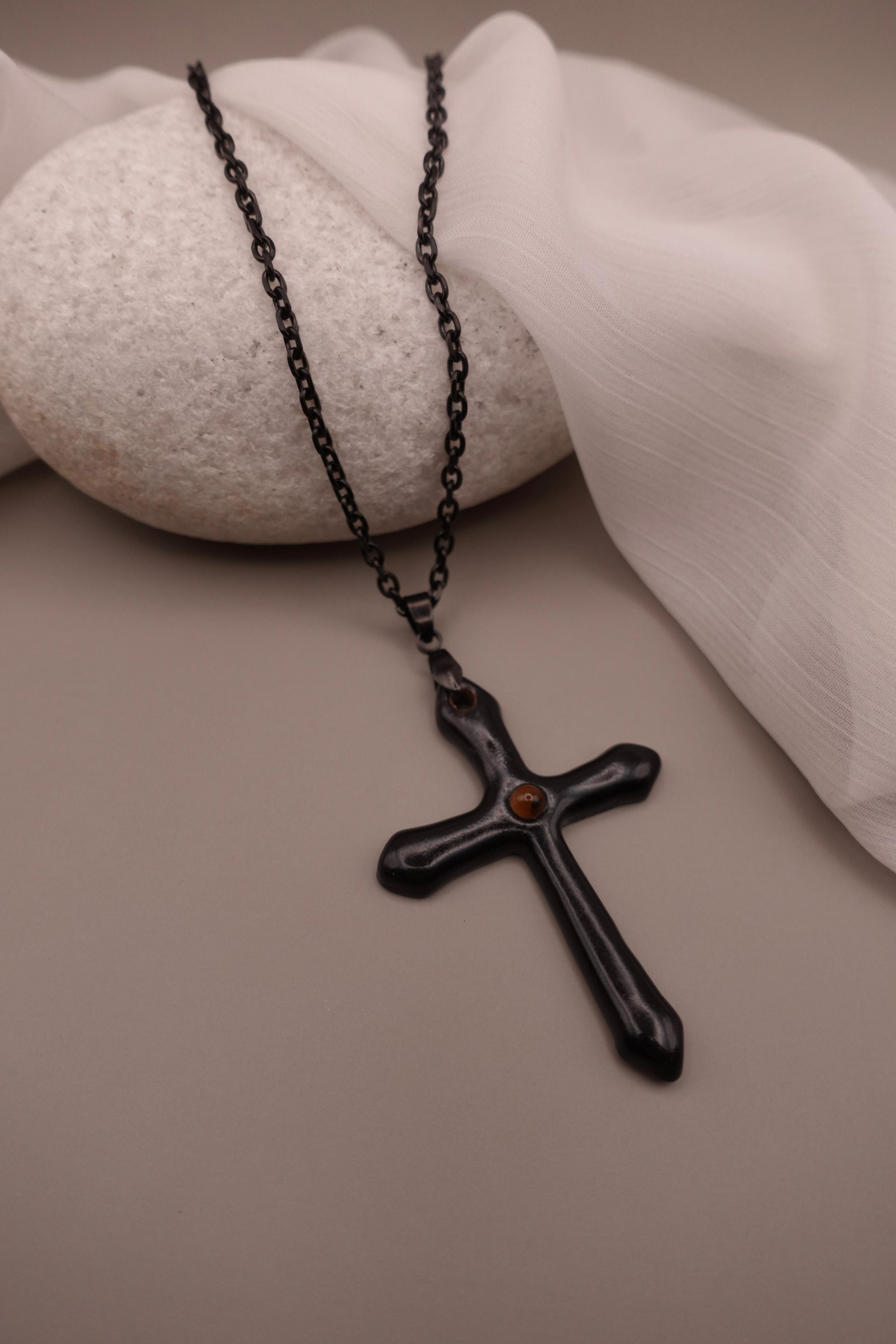 Collier croix noir homme