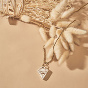 Collier Isis